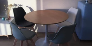 Tafel met 4 stoelen